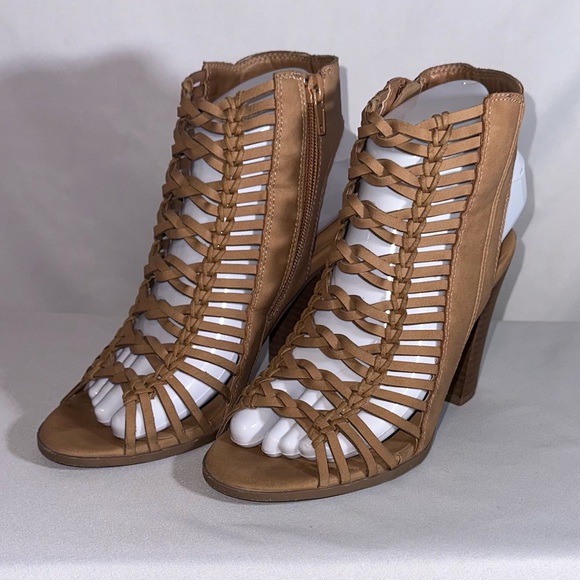 Chunky heel open toe sandals.👡 - Picture 3 of 8